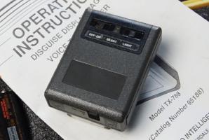 AID TX-788 listening device disguised as a regular Motorola pager. Images extracted from Spy Collectio video [1].