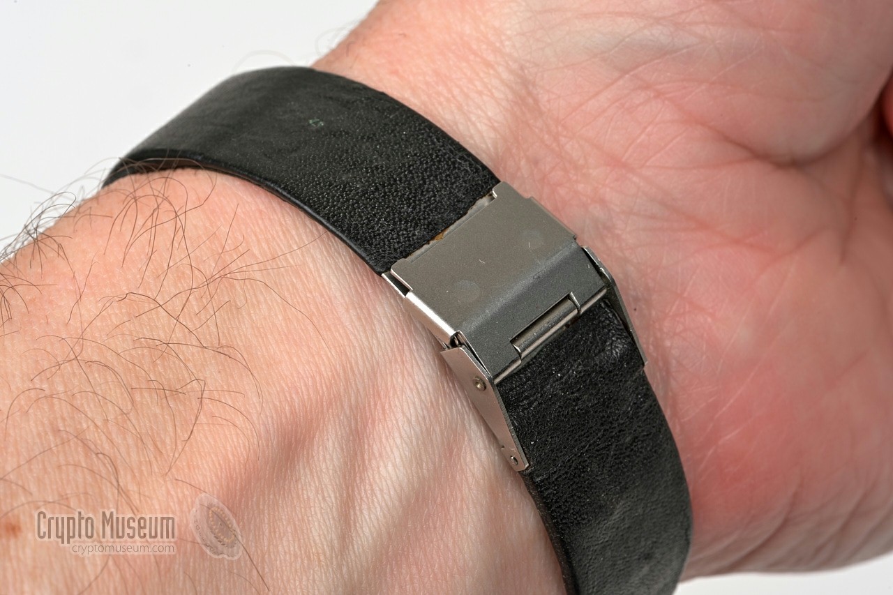 Closed bracelet lock