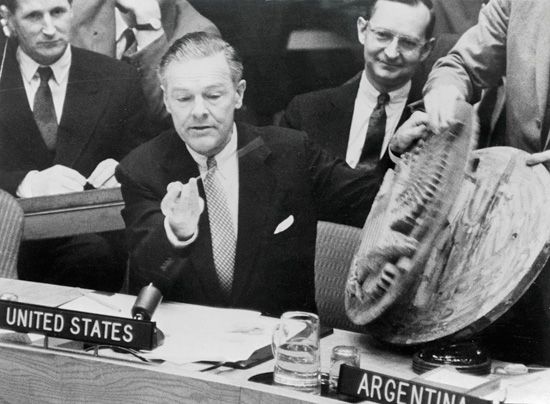 Henry Cabot Lodge showing 'The Thing' at the United Nations (UN) on 26 May 1960. Copyright Bettman/CORBIS [18].