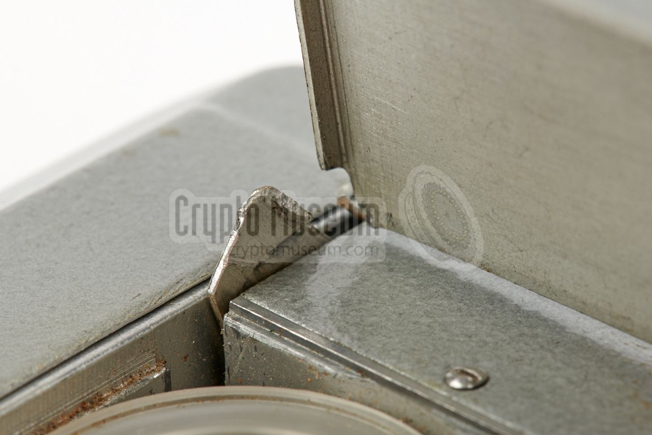 Broken arm of the top lid