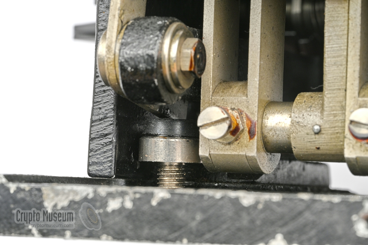 Adjustable rubber pad below the ratchet actuator