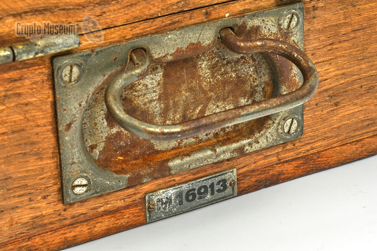 Grip and serial number on the wooden case