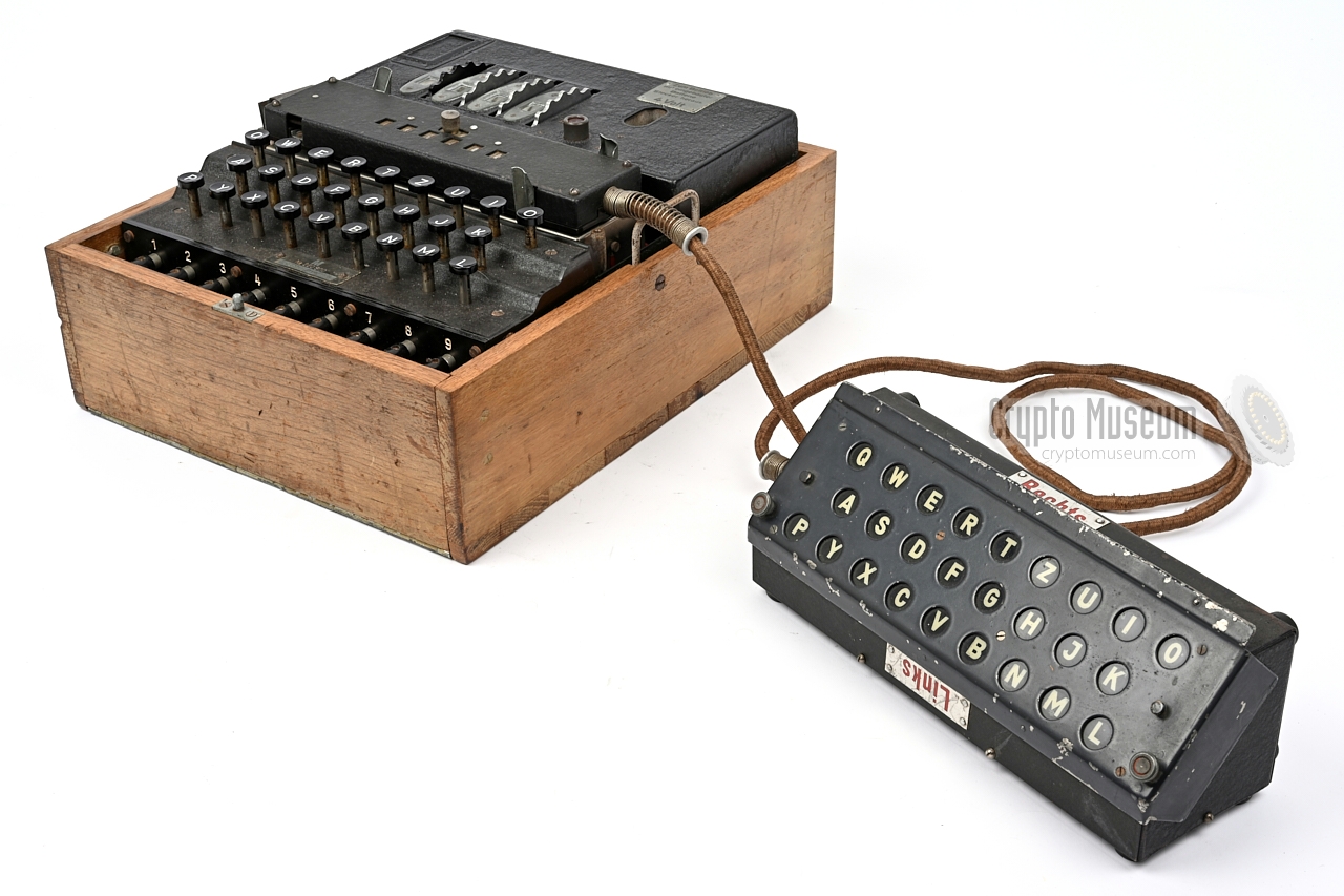 Enigma with Lesegar�t (MZL) installed at the RIGHT side of an Enigma M4