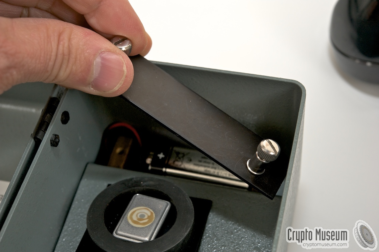 Closing the battery compartment