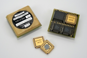 The crypto-module of the PFX-PM (left). At the right the interior of the module. At the front the bare crypto-chips.