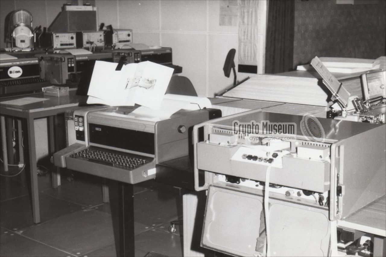 T-353 (TgS-1M) next to an RFT teleprinter in the days of the DDR