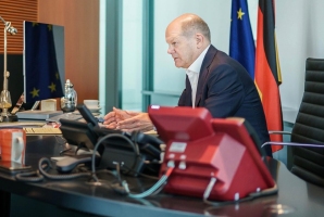 German chancellor Scholz with a red SINA Communicator H in the foreground [4]