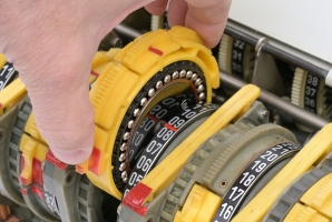 Lifting the rotor-insert from a rotor