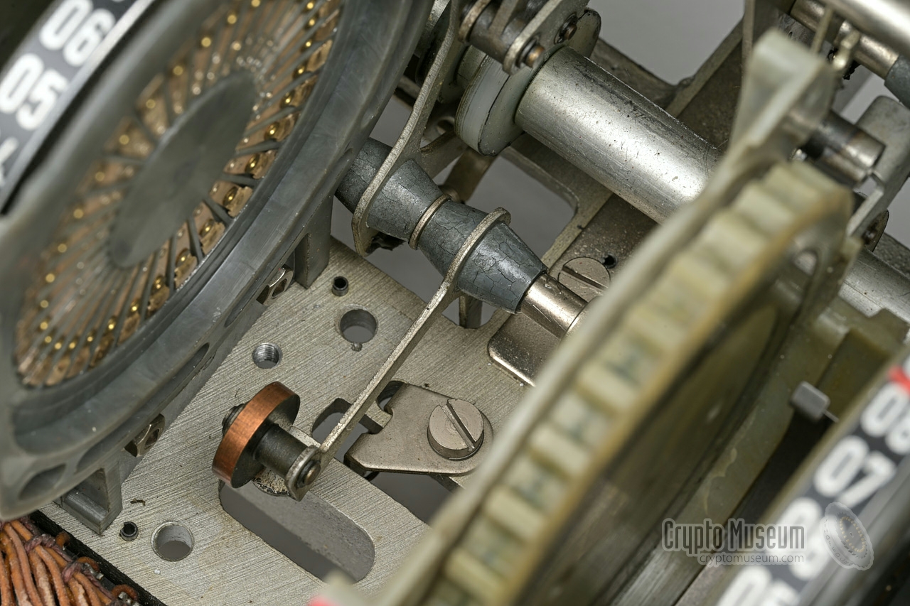 Binding pressure roller arm with brittle bearing