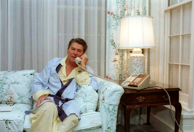 Ronald Reagan at the Eisenhower Cabin at the Augusta National Golf Course in Georgia (US). Copyright Reagan Library [13].