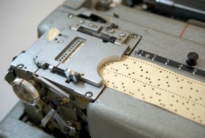 Close-up of the 11-level key tape reader