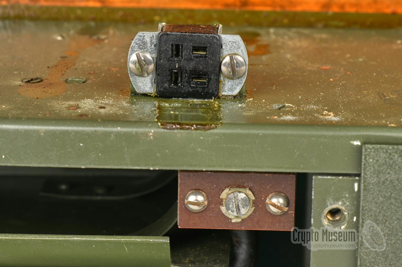 4-pin Jones socket at the edge of the chassis