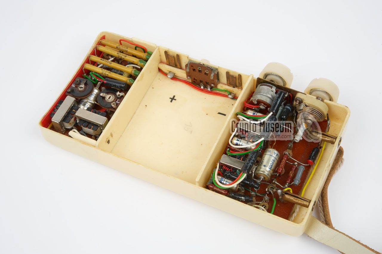 FU-303 interior: left the 1000 Hz generator, in the middle the battery compartment and at the right the receiver.