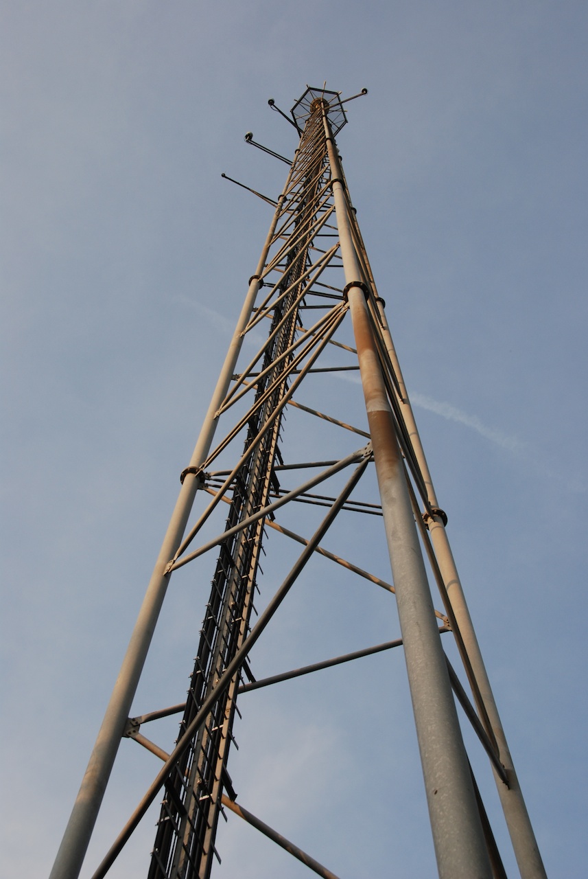 The big mast with numerous antennas