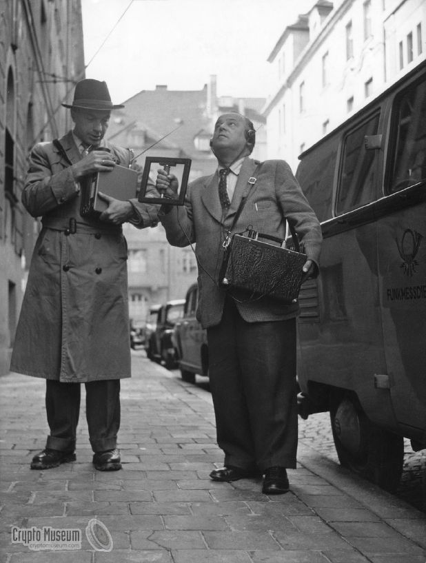 Two men with a Quante StSG 52, locating TV receivers, probably in Berling, in 1956.