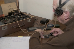 Former radio interceptor Louis van Erck using a wartim B2 spy set for communication in morse.