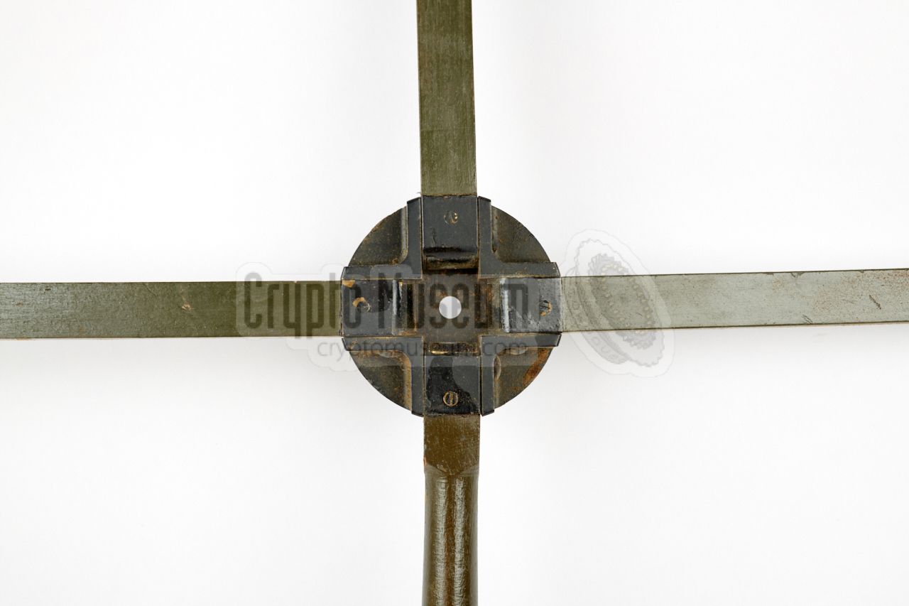 Centre point with four hinged arms