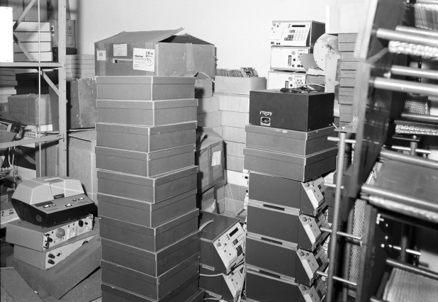 Piles of 32620 devices waiting to be scrapped just after the Fall of the Berlin Wall (around 1990). Photograph provided by BStU [5] via Detlev Vreisleben [2].