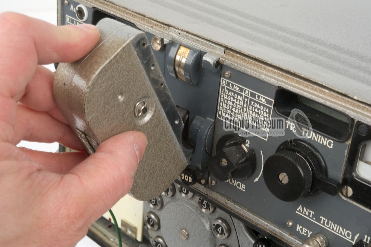 Placing the tape cassette on the burst transmitter