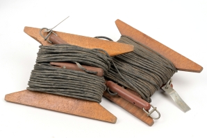 Antenna wires on wooded spools. Item kindly donated by Thomas H�ppe (DJ5RE) [6].