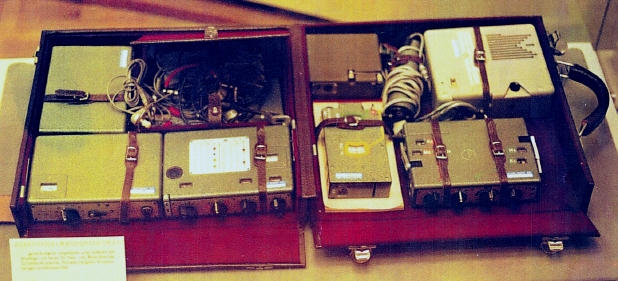 Briefcase version of the SP-15 with the UHU in the right half of the case