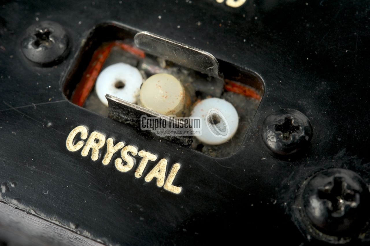 Crystal socket with built-in switch