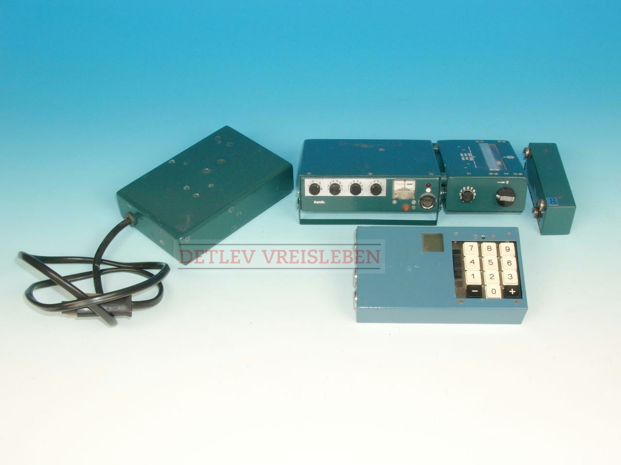 Transmitter with antenna tuner, PSU and burst encoder. Image kindly provided by Detlev Vreisleben [5].